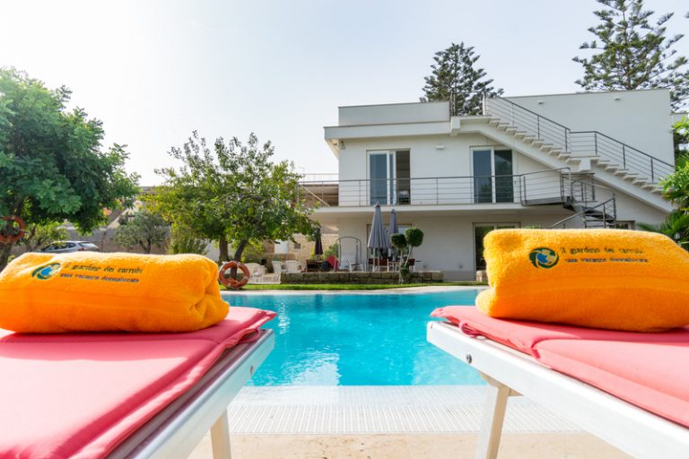 La piscina 6×12 a sfioro con acqua salata  de Il Giardino dei Carrubi a breve sarà riscaldata