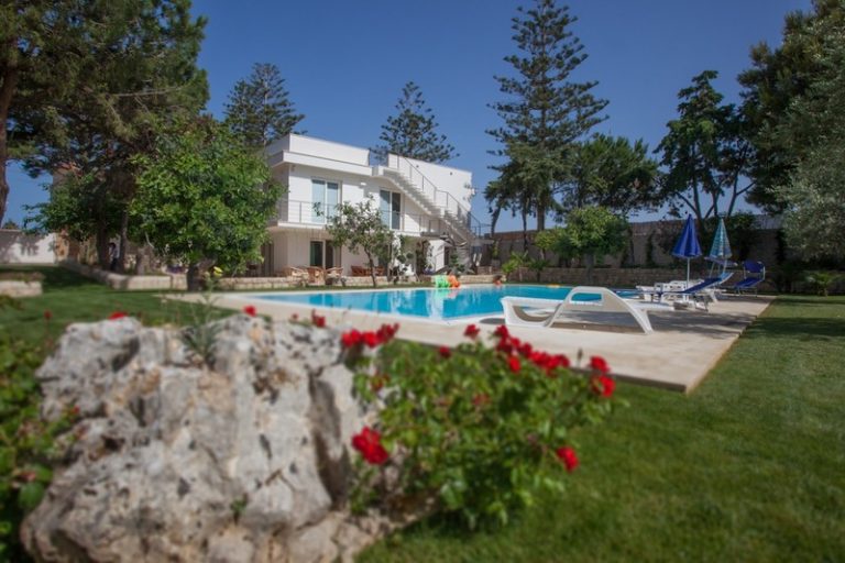 Last minute villa with heated swimming pool special offer 30% off in Sicily a few meters from the sea of Donnalucata