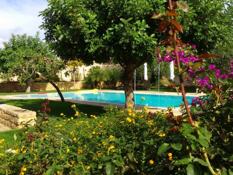 Offerta speciale last minute sconto dal 25% al 35% villetta in Sicilia con piscina a sfioro  riscaldata di acqua salata a pochi passi dal mare