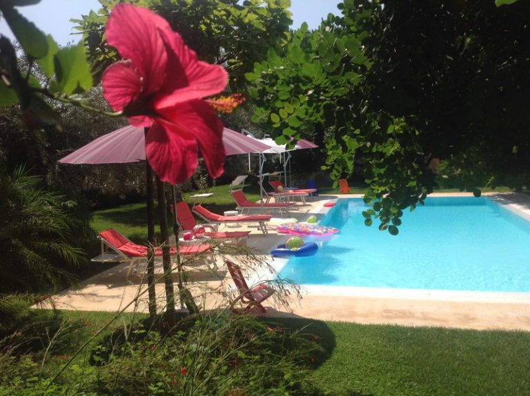 Last minute offerta speciale villetta con piscina d’acqua salata riscaldata a solo 100 metri dalla spiaggia di Donnalucata in Sicilia  con lo sconto del 30% all inclusive dal 17 al 28 luglio