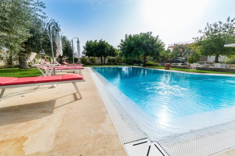 Book your 2023 Easter vacation on special offer in the holiday home il giardino dei carrubi from the 1st to the 14th April with 25% off in a wonderful heated salted swimming pool in the South-East  Sicily