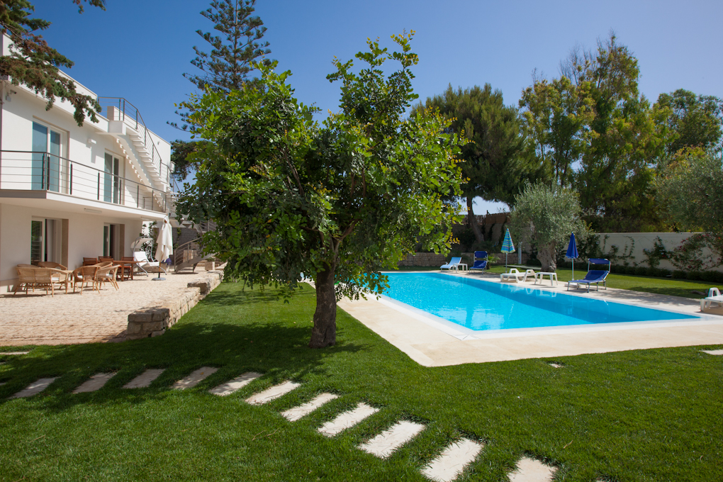 Offerta speciale in Sicilia con piscina riscaldata di acqua salata immersa nel verde della villetta   a pochi metri dalla spiaggia di Donnalucata