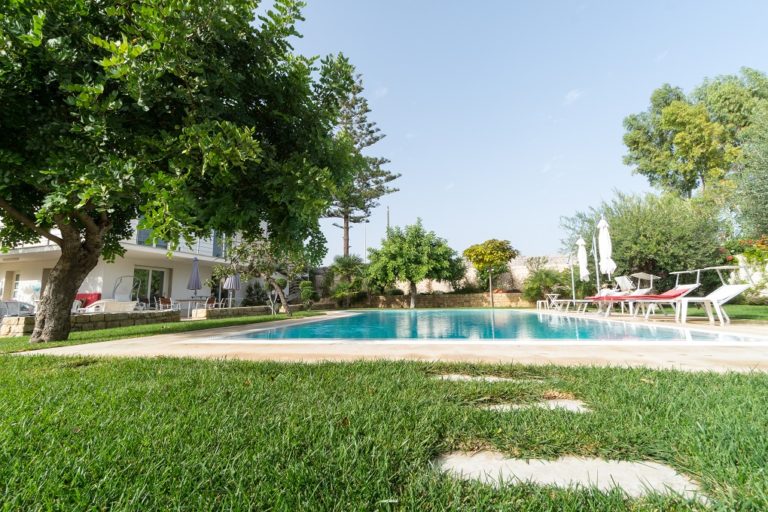 offerta speciale -38% villetta in Sicilia con piscina riscaldata a 100 metri dalla spiaggia sabbiosa di Donnalucata