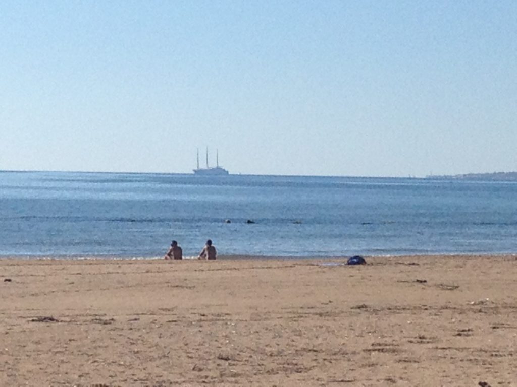 Villetta offerta speciale in Sicilia con piscina a sfioro di acqua salata riscaldata immersa in un giardino mediterraneo  a due passi dalla spiaggia di Donnalucata dal 22 aprile al 13 maggio 2023